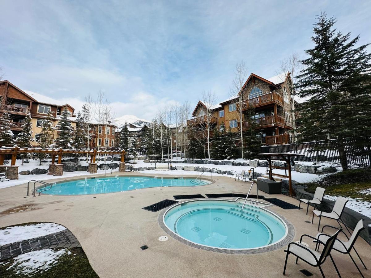 Апартаменти Canmore Mountain Retreat - Heated Pool & Hot-Tub Екстер'єр фото