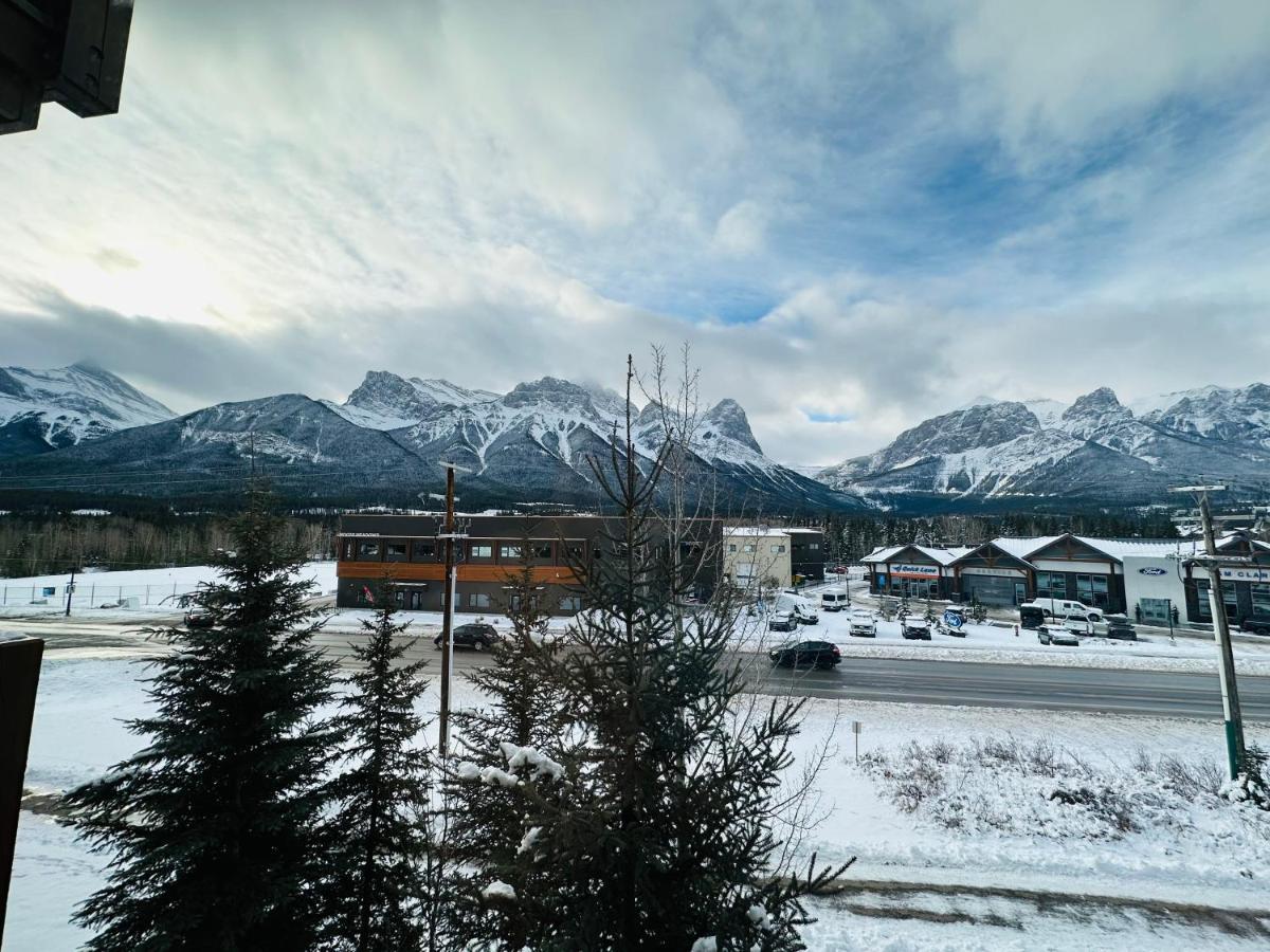 Апартаменти Canmore Mountain Retreat - Heated Pool & Hot-Tub Екстер'єр фото